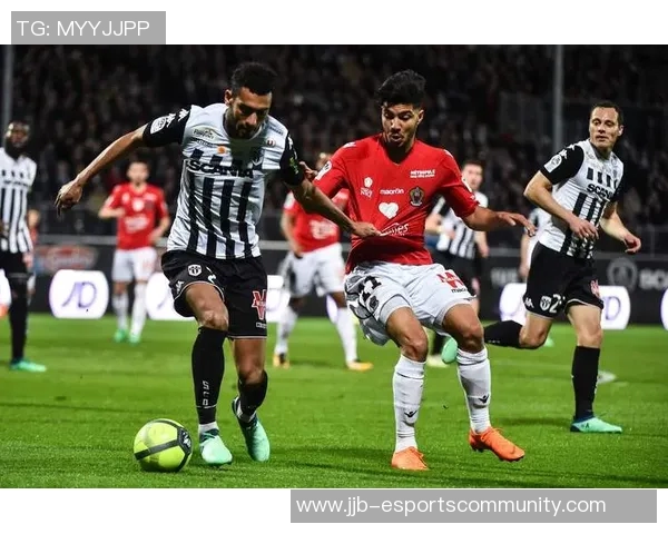 巴黎圣日耳曼友谊赛大胜多特蒙德6比2赛场冷门瞬间引发热烈反响